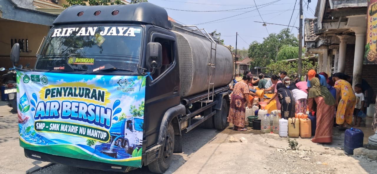 💧 Peduli Sesama, LazisNU SMP & SMK Ma’arif NU Mantup Salurkan Bantuan Air Bersih untuk Warga